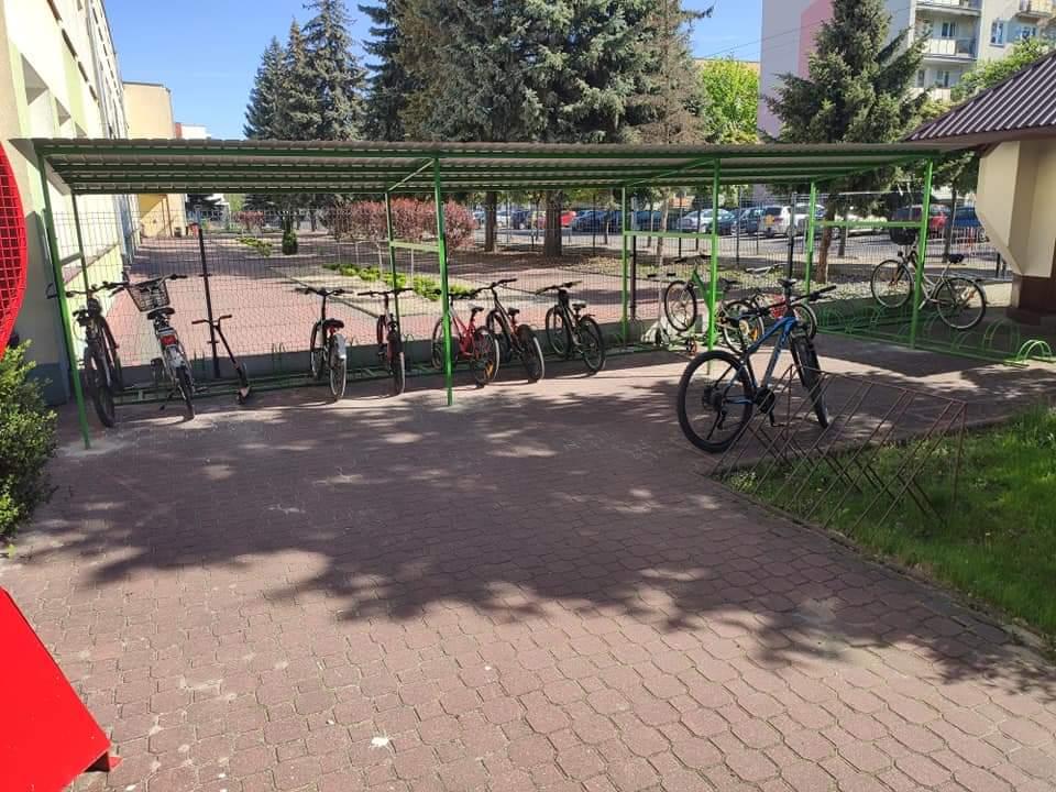 Miasto dba o rowerzystów. Powstała nowa wiata na rowery w Szkole nr 6