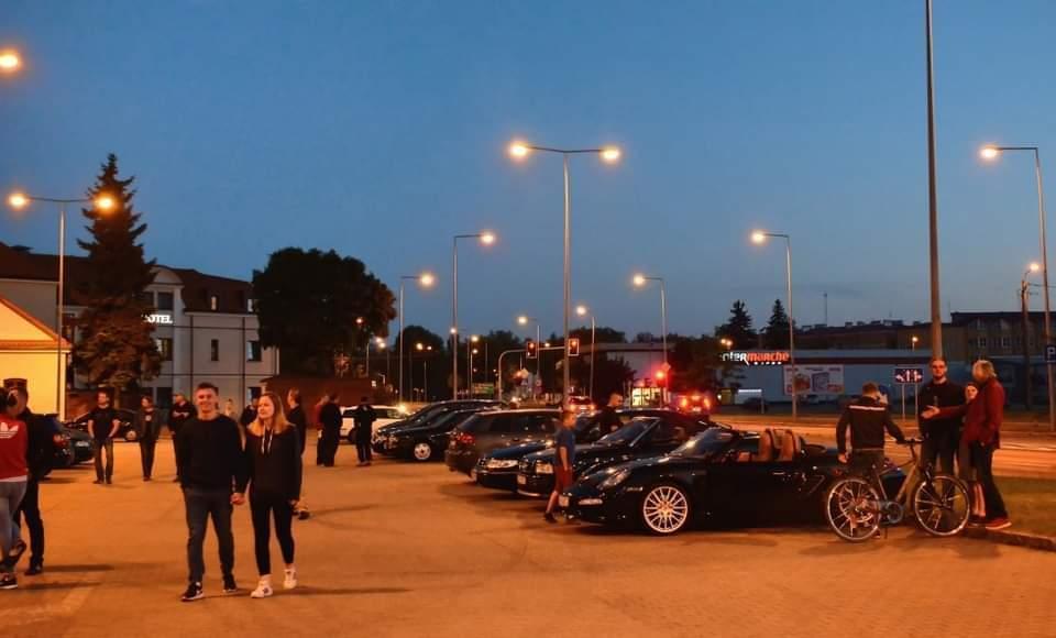 Pierwszy zlot aut. Wieczorne spotkanie na parkingu