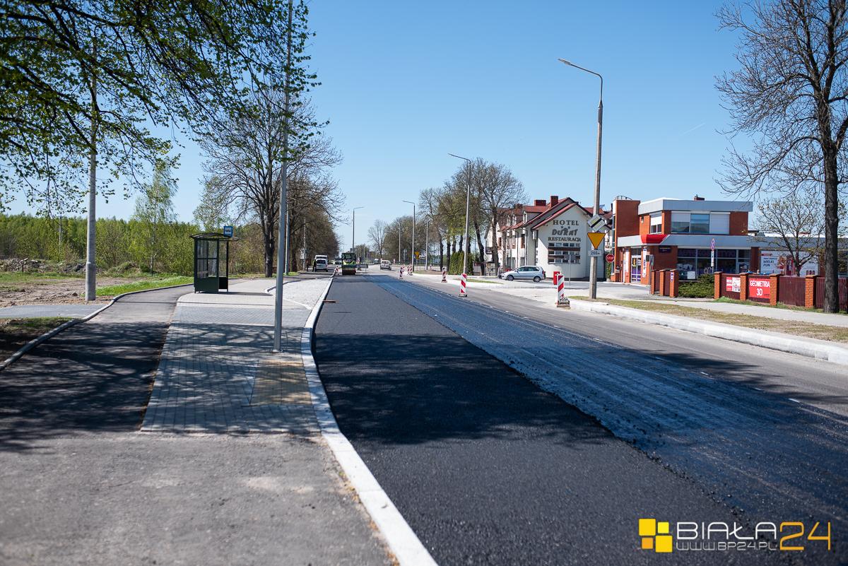Kładą asfalt na Warszawskiej