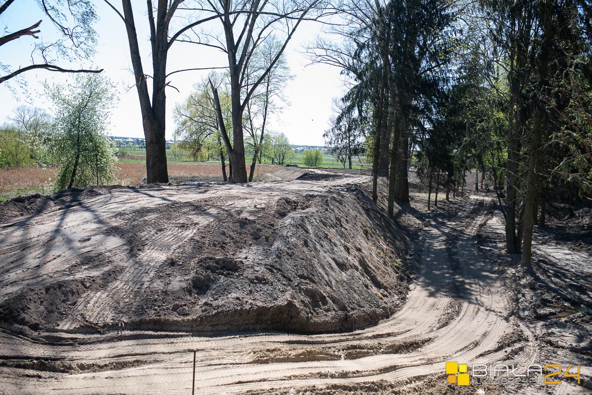 Powstają fortyfikacje i odsłaniają fundament
