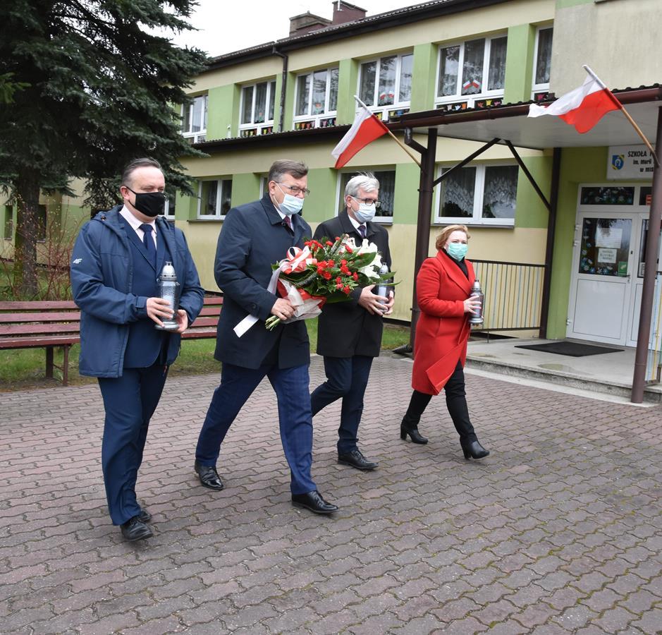 Złożyli kwiaty przed pomnikiem 