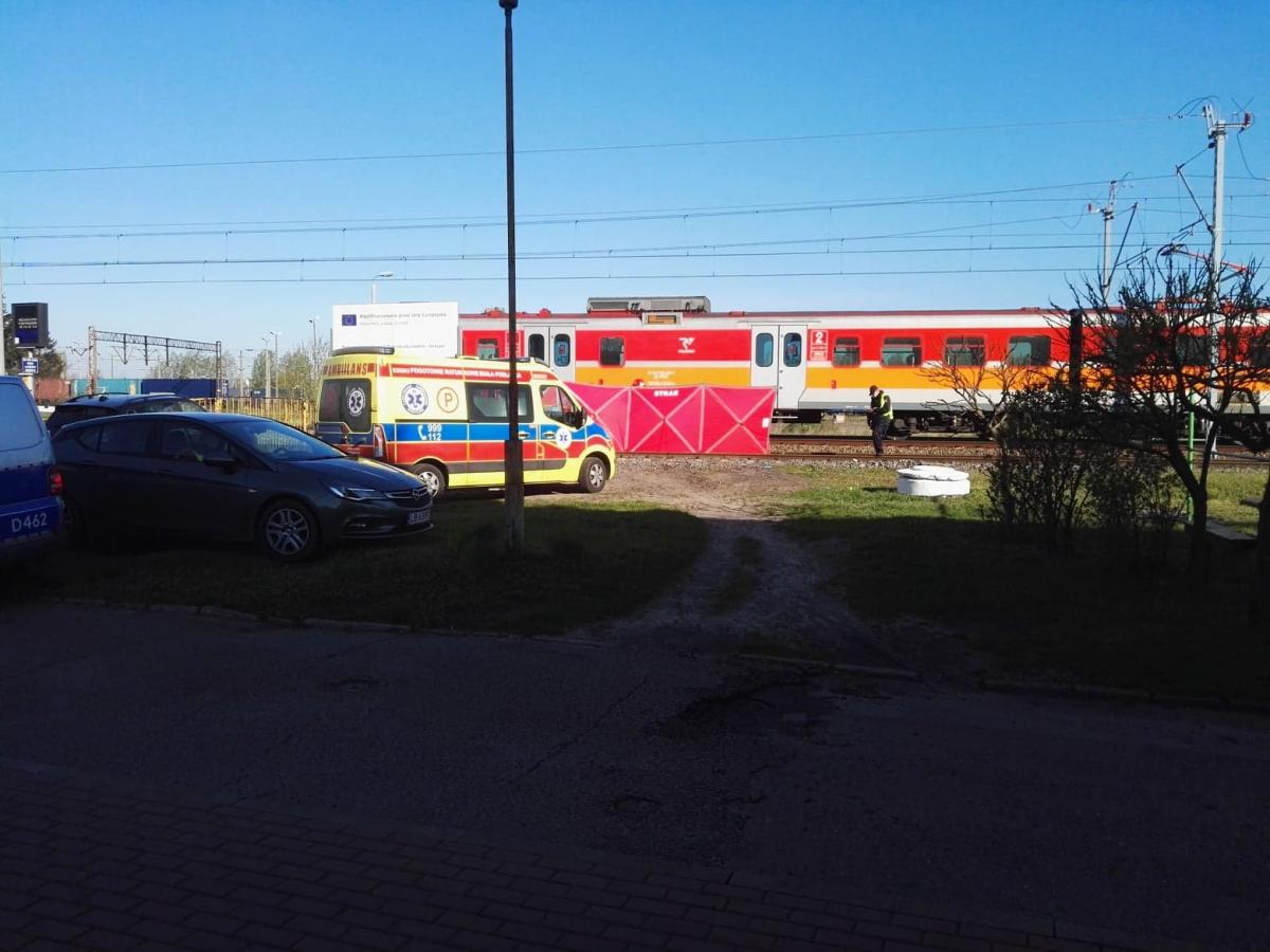 Ratowali kobietę znajdującą się na torach. Potrącił ją pociąg