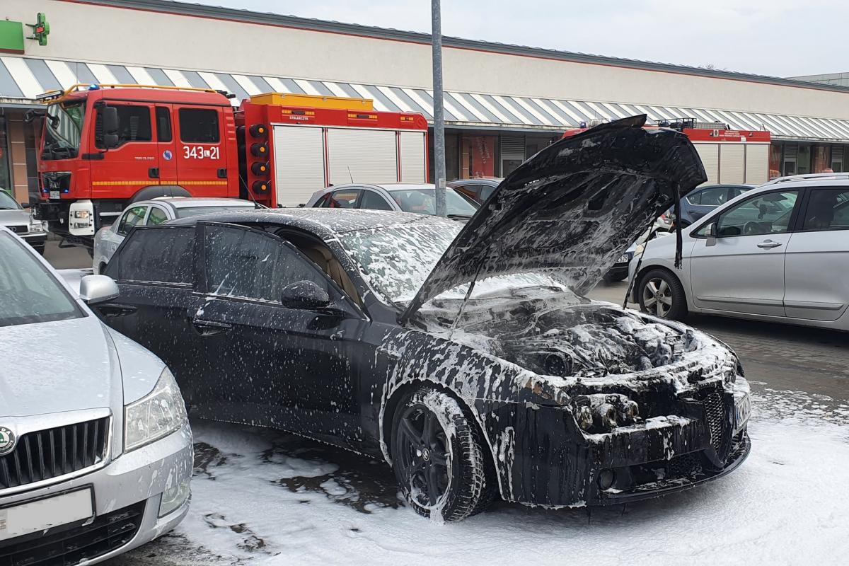 Zwarcie było przyczyną pożaru na parkingu