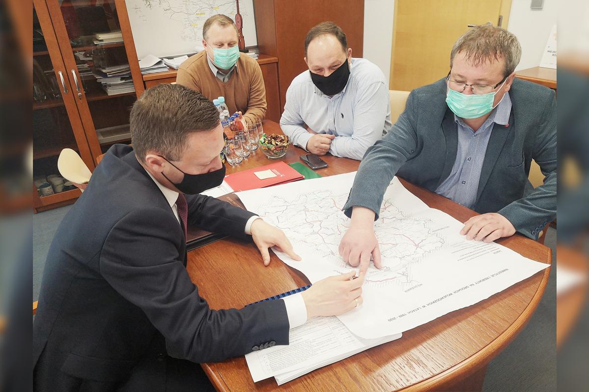 Rozmawiali z wicemarszałkiem o ścieżkach i chodnikach
