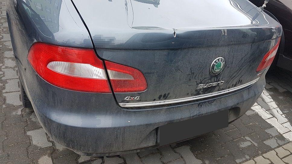 Biegał po nocy z maczetą i atakował samochody. Miał narkotyki