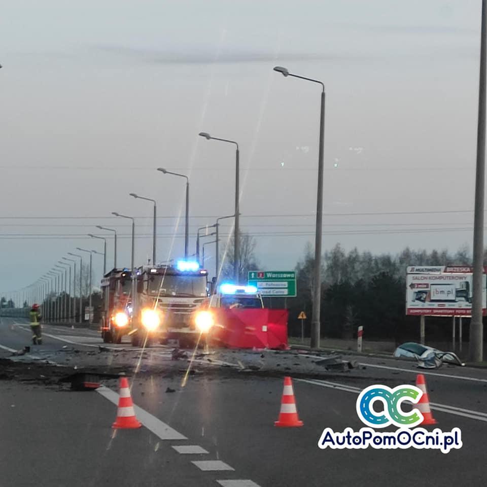 Roztrzaskana ciężarówka, osobówka w rowie. Jedna osoba nie żyje 