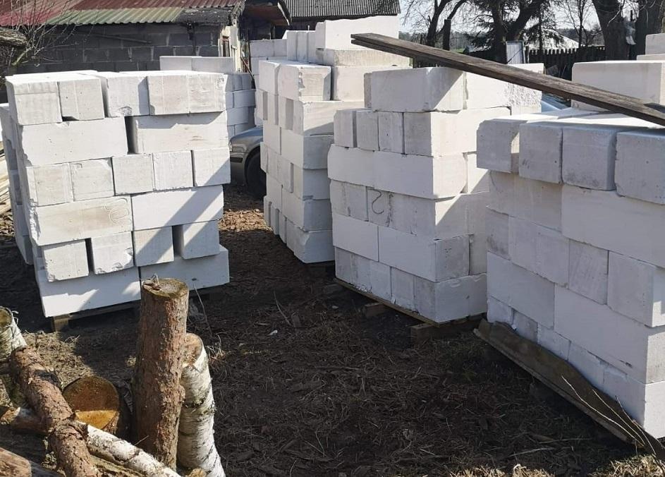 Kradli cegły, cement i siatkę z budowy. Usłyszeli zarzuty