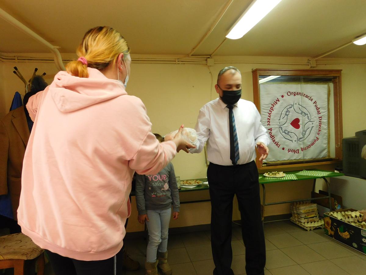 Rozdali wielkanocne paczki potrzebującym 