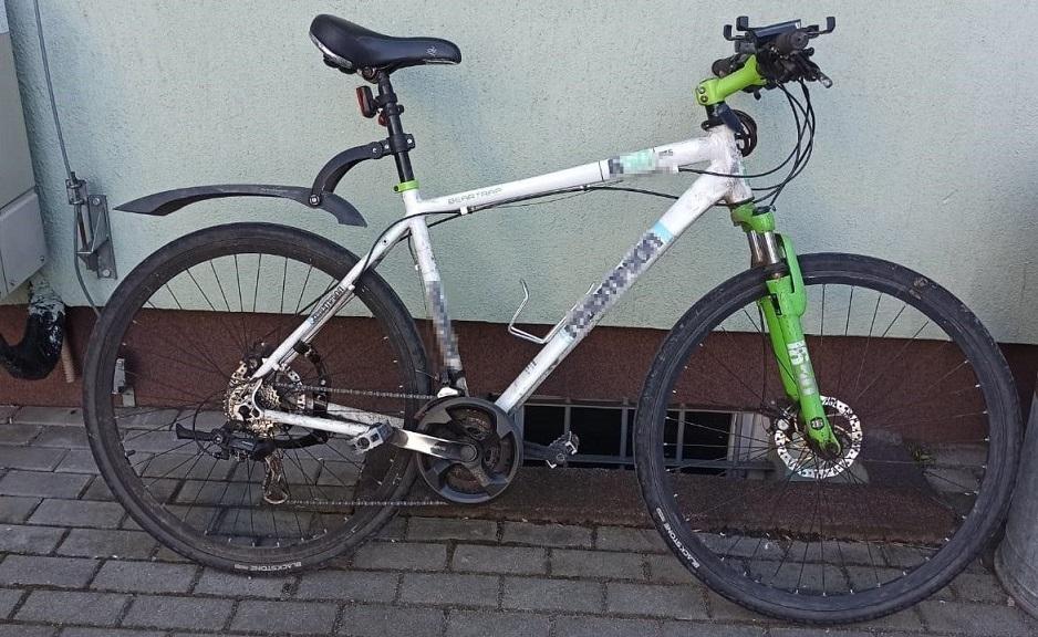 Zabrał cudzy rower spod salonu. Schował go w zaroślach