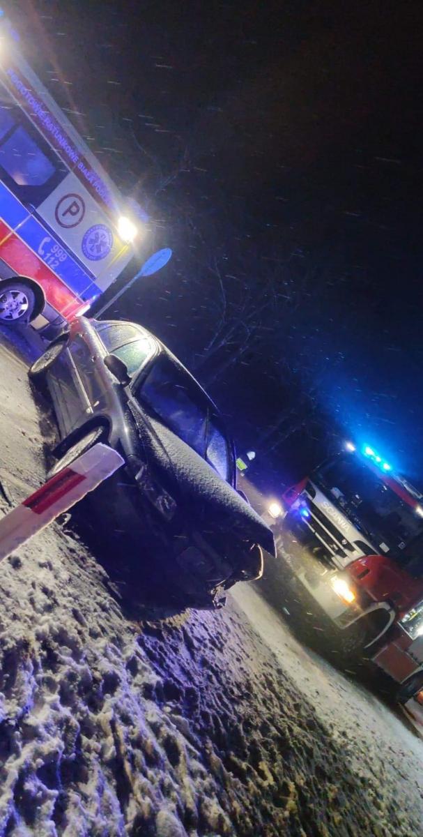 Zderzyły się dwa samochody. Pies policyjny szukał zbiega