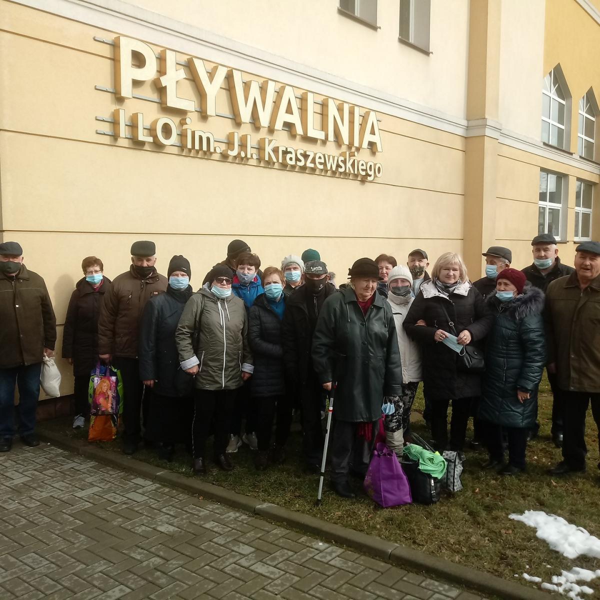Seniorzy uczyli się pływać