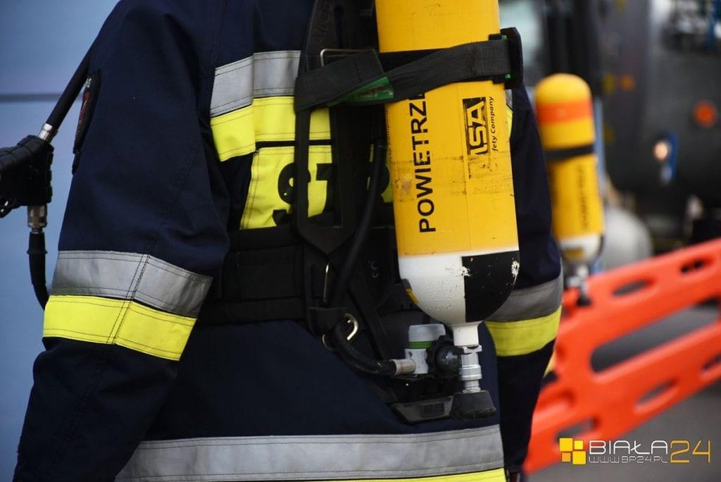 W ich ubraniach czyhają niebezpieczne substancje. Dostali więc pralkę 