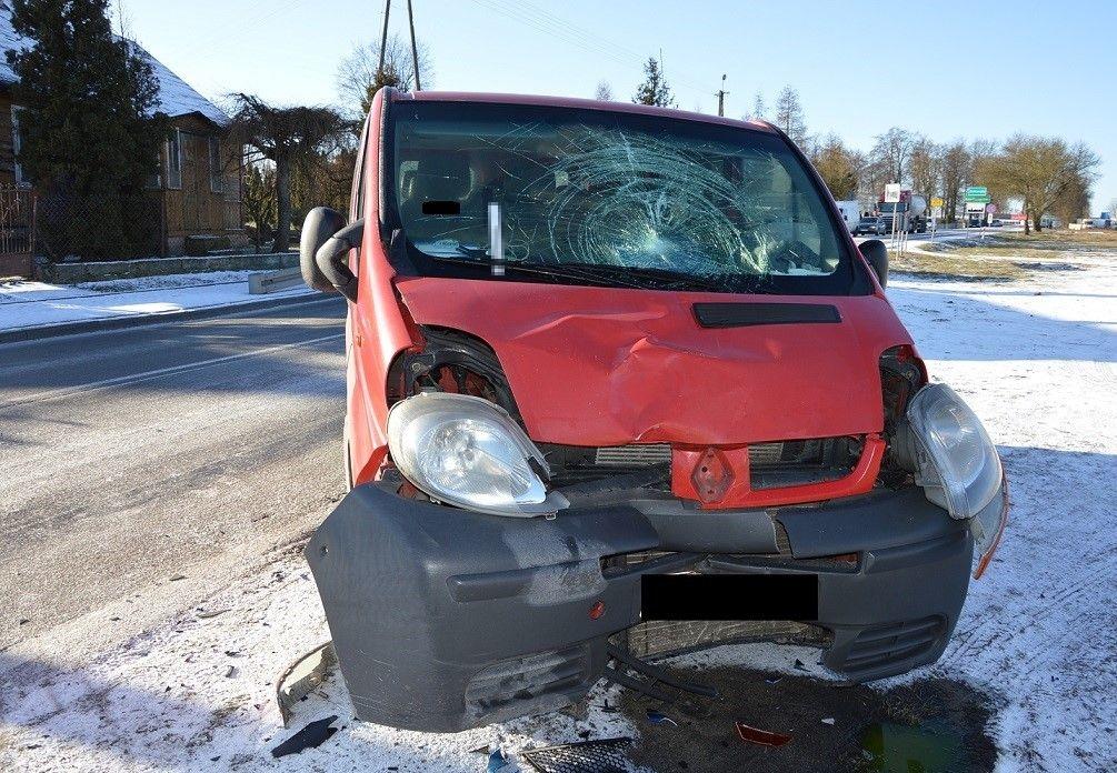Stracił panowanie nad busem. Uderzył w jednoślad