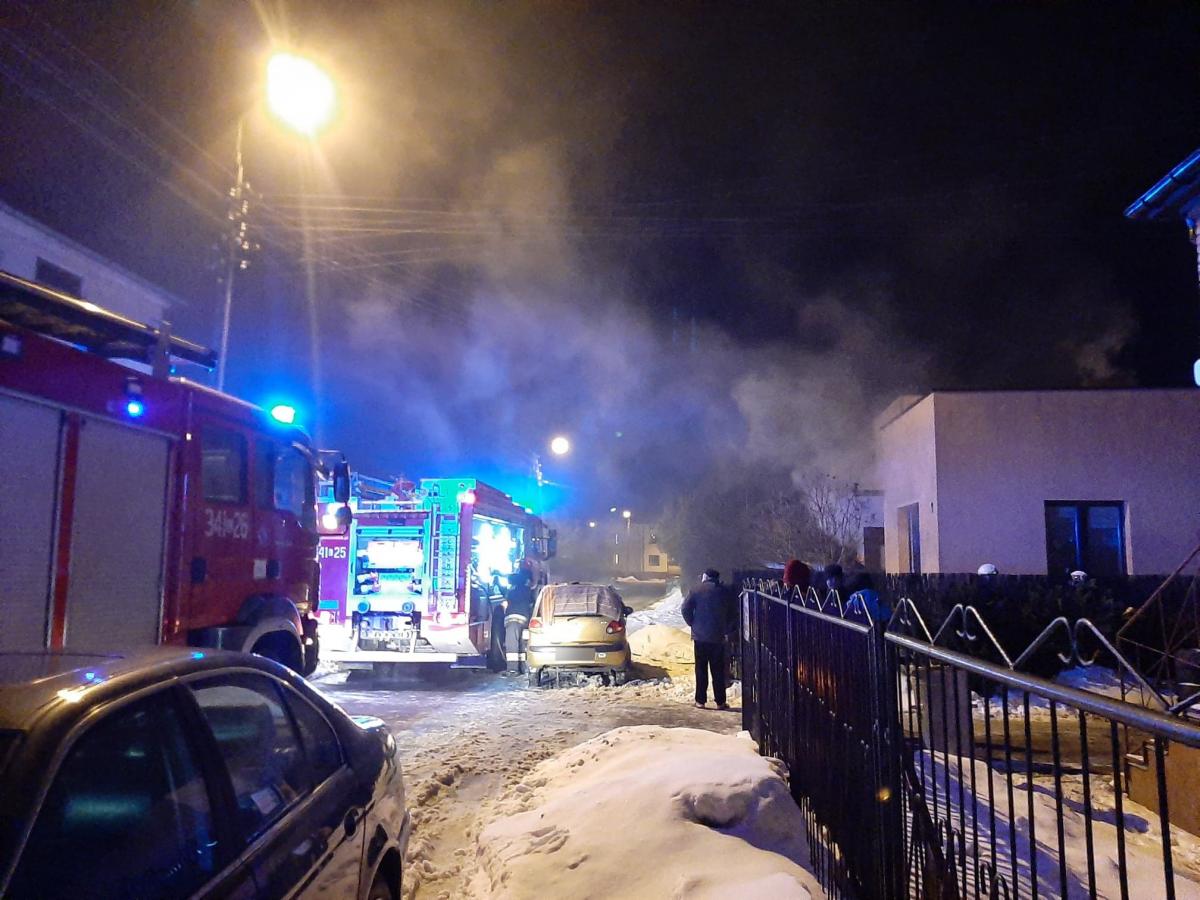 Gasili pożar prawie dwie godziny. Ewakuowali mężczyznę