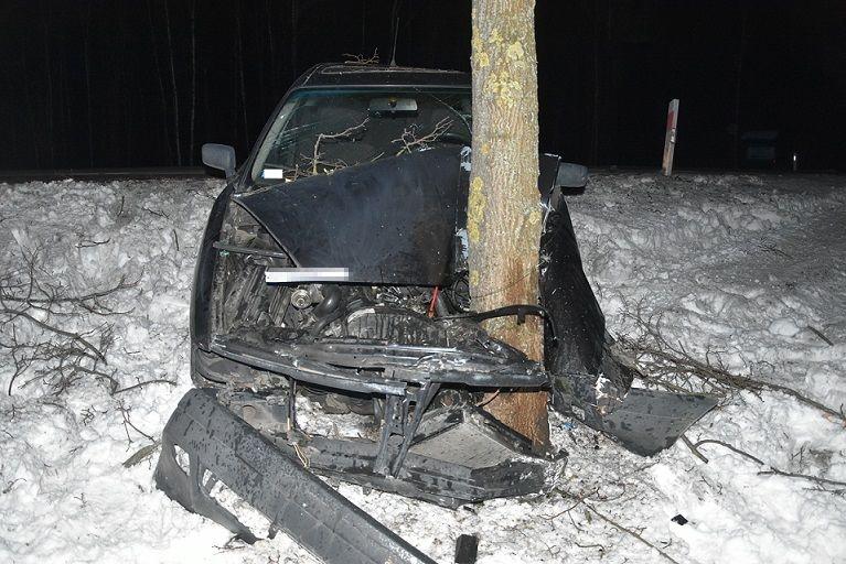 Roztrzaskał się na drzewie. Kierowca audi w szpitalu. 