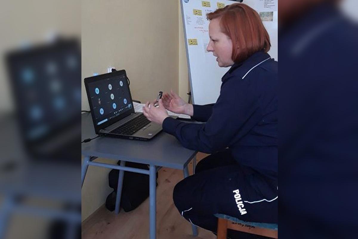 Policja edukuje on-line