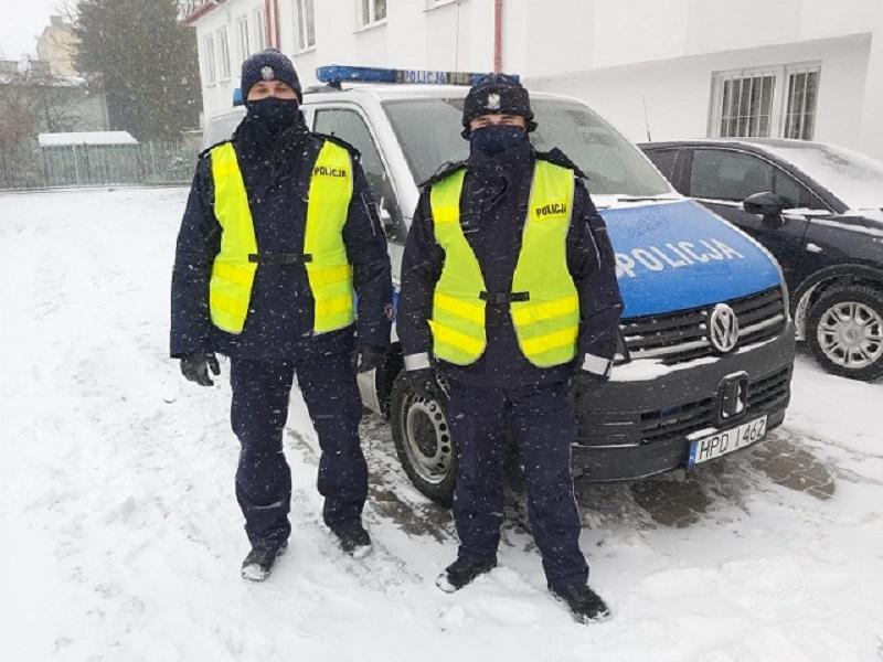 Dramatyczna akcja policjantów. Wyciągnęli z płonącego domu 71-latkę