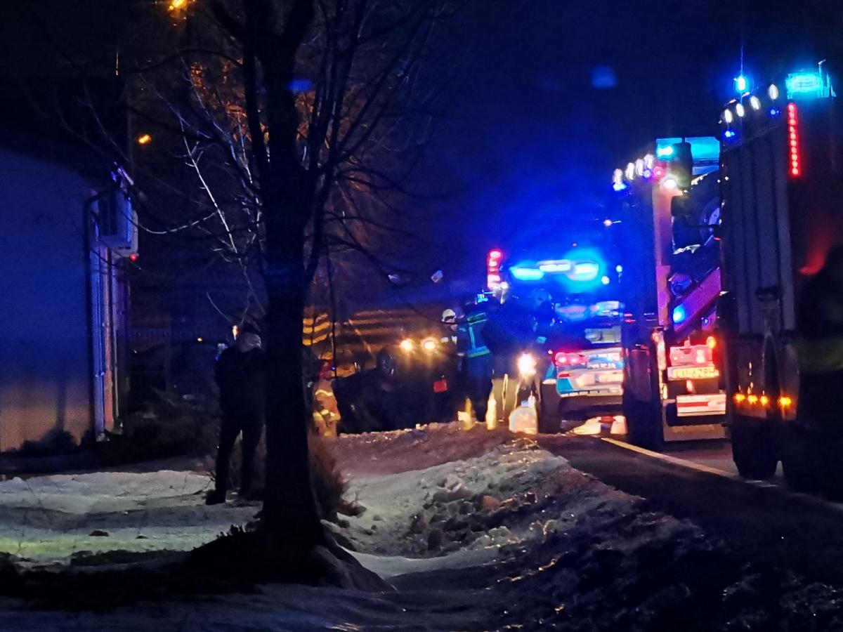 Dachował przy remizie. Jechał z dziećmi 