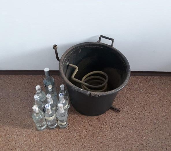 Miał setki litrów zacieru. Nielegalnie produkował alkohol
