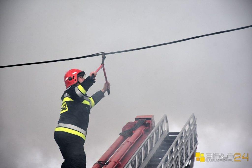 Z pożarem domu walczyło 42 strażaków. Starty to ponad 170 tysięcy