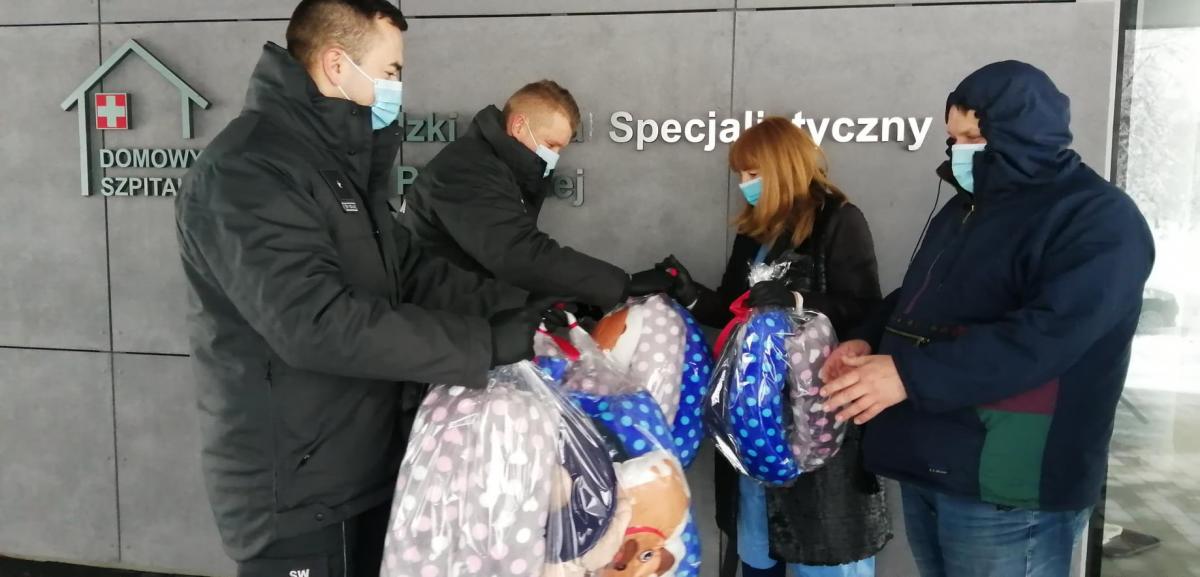Więźniowie szyli poduszki. Przekazali je szpitalowi 