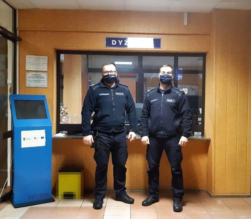 Policjanci wyciągnęli z zadymienia osobę przed przyjazdem straży