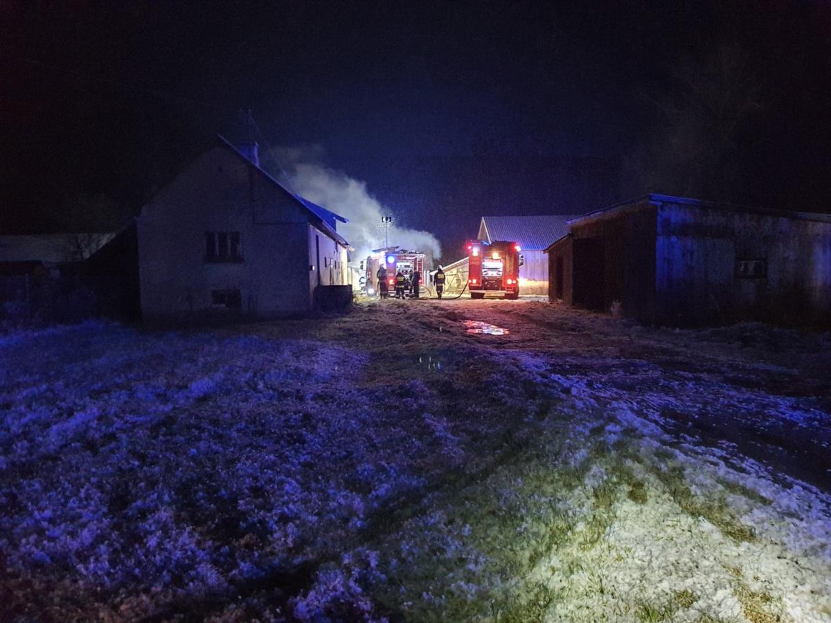 Strażacy ze spalonego domu wyciągnęli ciało. Sprawą zajmuje się prokuratura