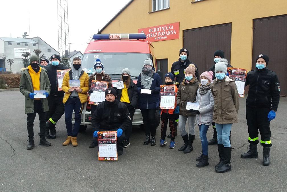 Przypominają o bezpieczeństwie i sprzedają kalendarz