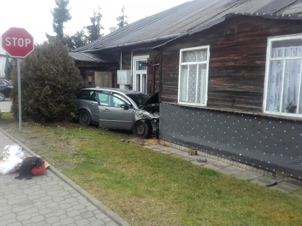 Kobieta wymusiła pierwszeństwo. Jedno auto wjechało w dom