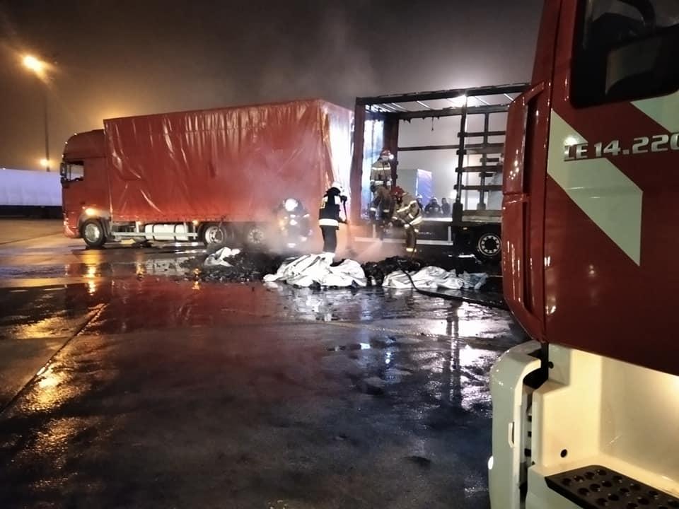Nocny pożar naczepy z węglem drzewnym. 20 strażaków w akcji