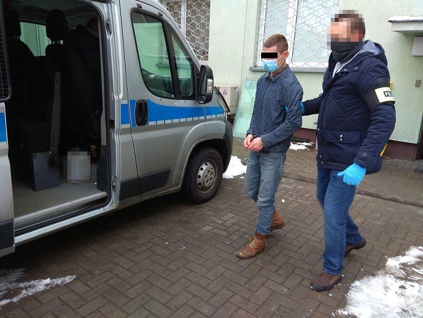 Grozili nożem nastolatkom. Zabrali 9 zł