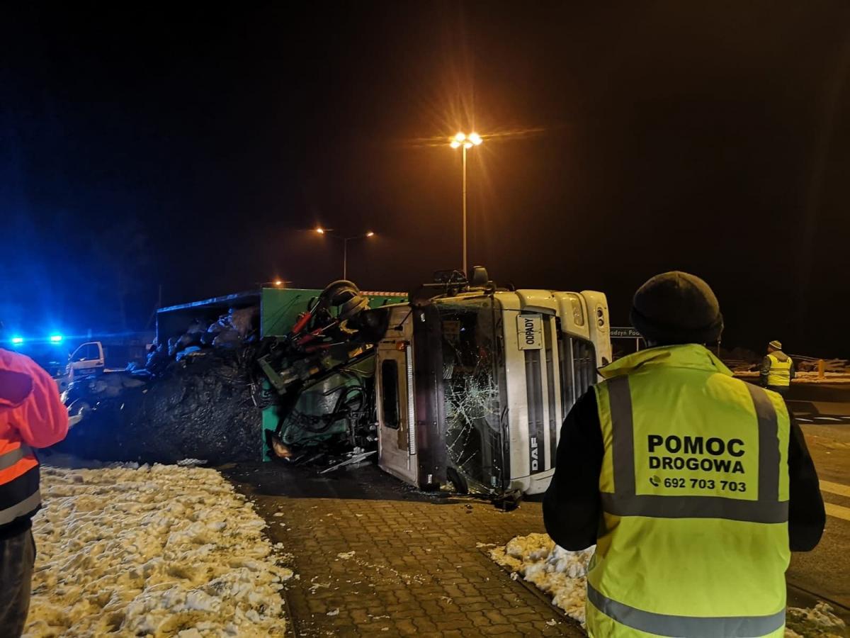 Na rondzie leży ciężarówka z odpadami