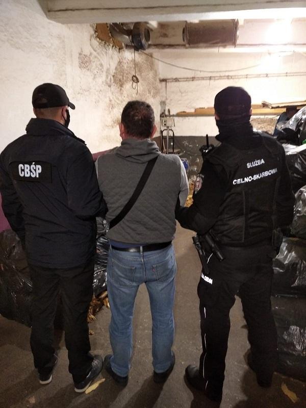 Rozpracowali tytoniowy interes. Zabezpieczyli kilka ton suszu