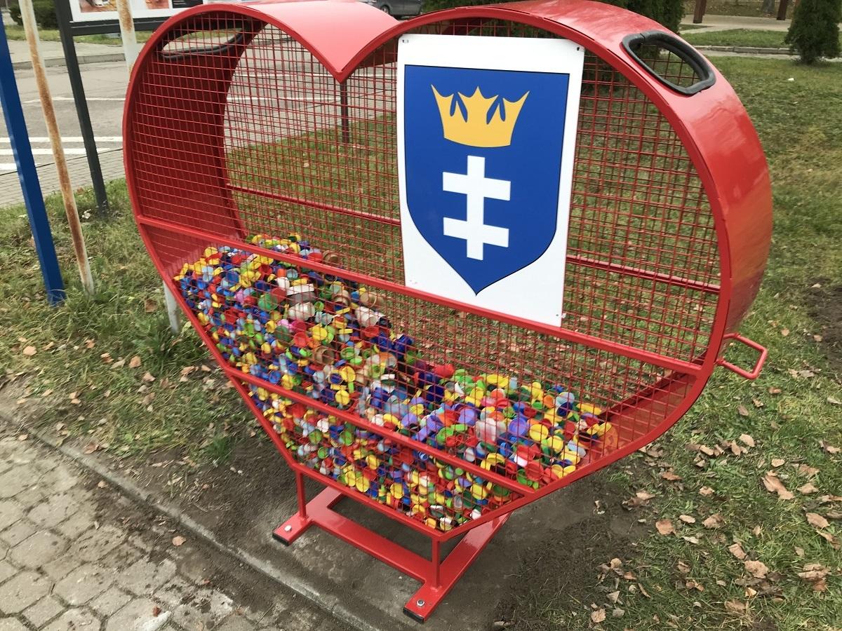 Wielkie serce na nakrętki w centrum gminy