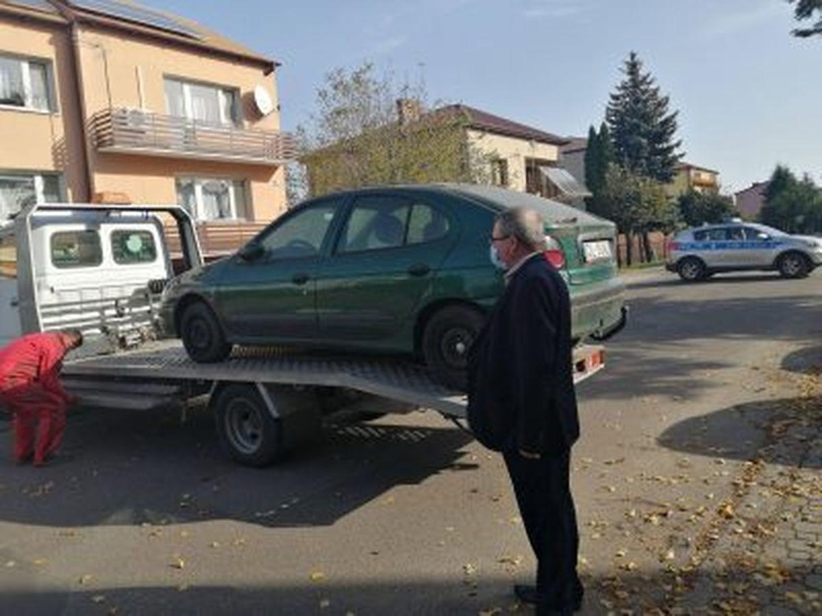 Porzucone auta zalegały na parkingach. Miasto znalazło na nie sposób
