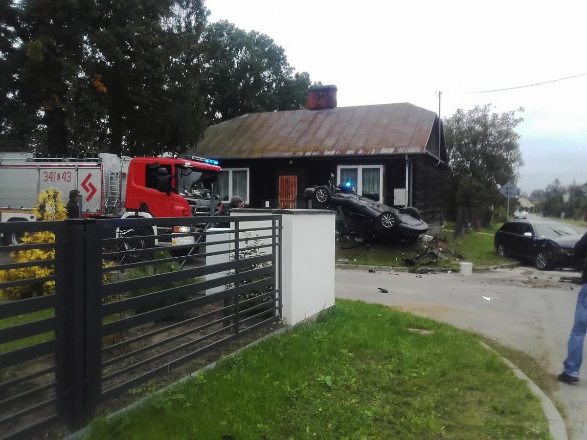 Wymusił pierwszeństwo i dachował w ogrodzeniu