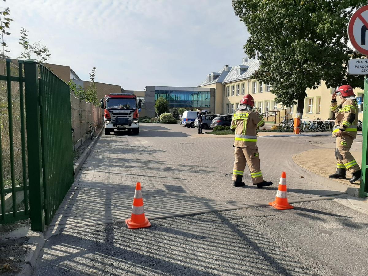 Tajemniczy ładunek w szkole. Trwa akcja policjantów i strażaków. Ewakuowano uczniów
