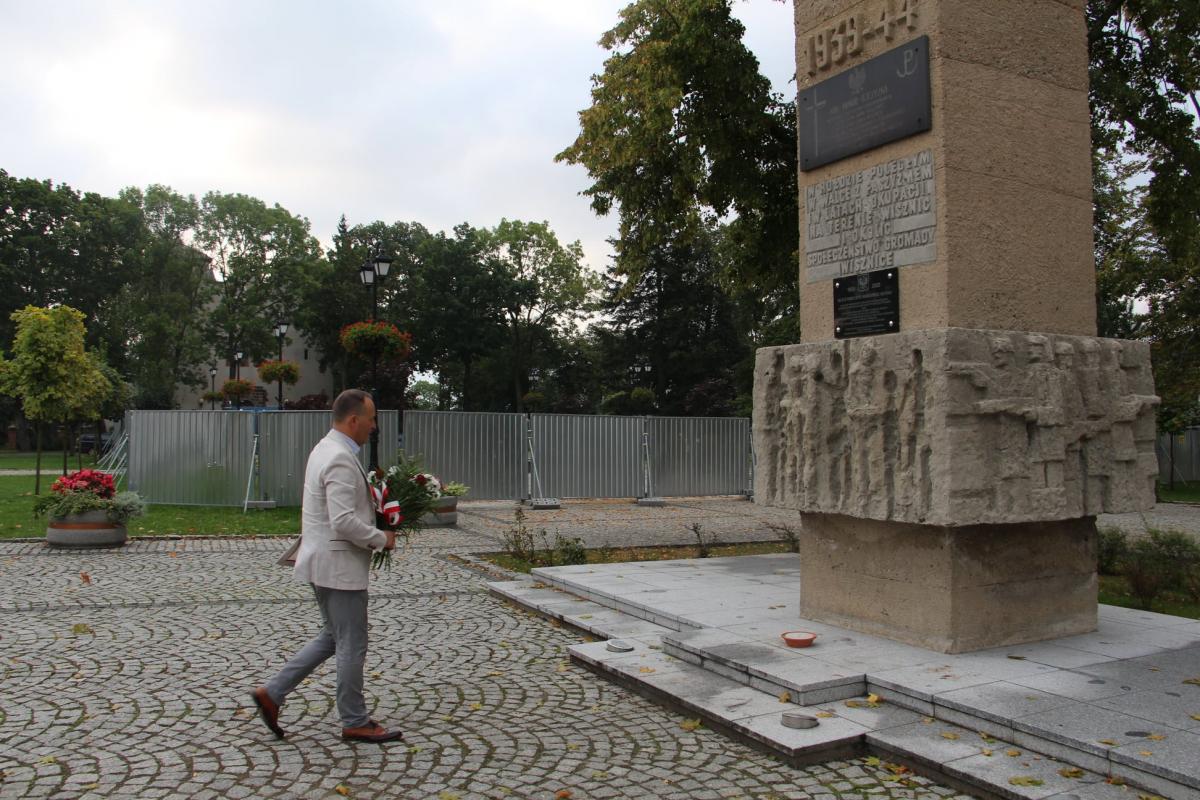 Wójt odwiedził miejsca pamięci w 81. rocznicę wydarzeń