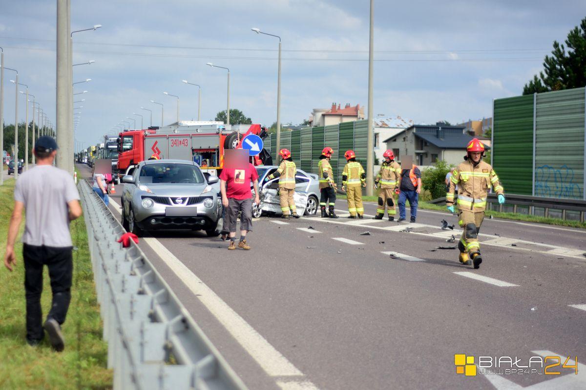 Trzy auta rozbite przy skrzyżowaniu. Trzy osoby w szpitalu