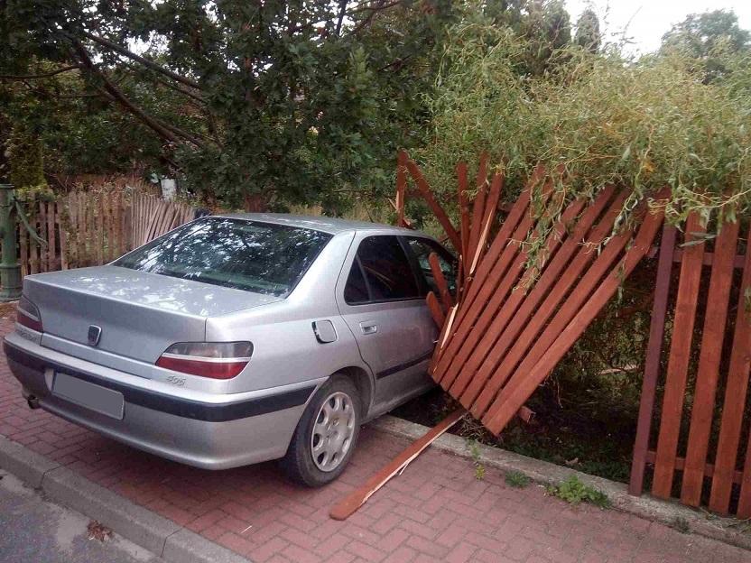 Peugeot zaparkował w ogrodzeniu. Pomylił hamulec z gazem
