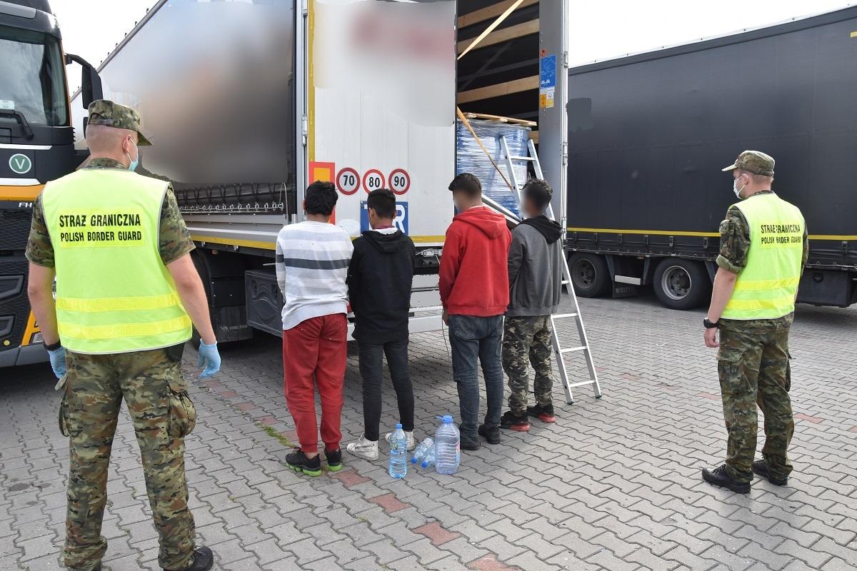 Chcieli wjechać do Polski schowani w naczepie