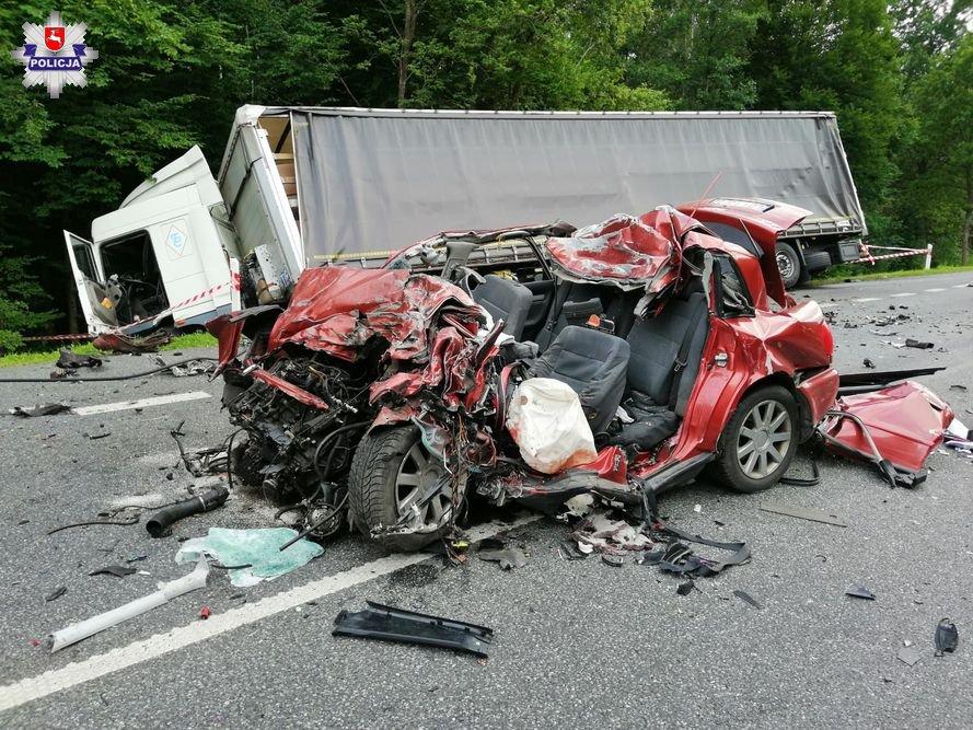 19-letnia kierujaca audi zginęła. Wjechała w ciężarówke
