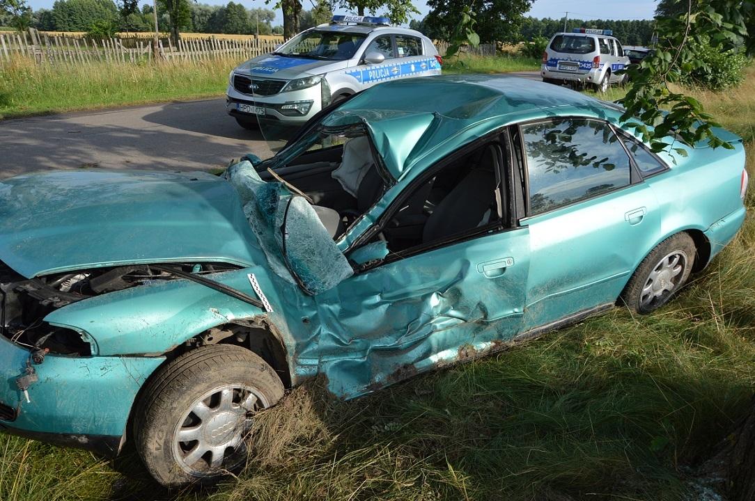 Motorower wpadł w poślizg. Audi wjechało w drzewo