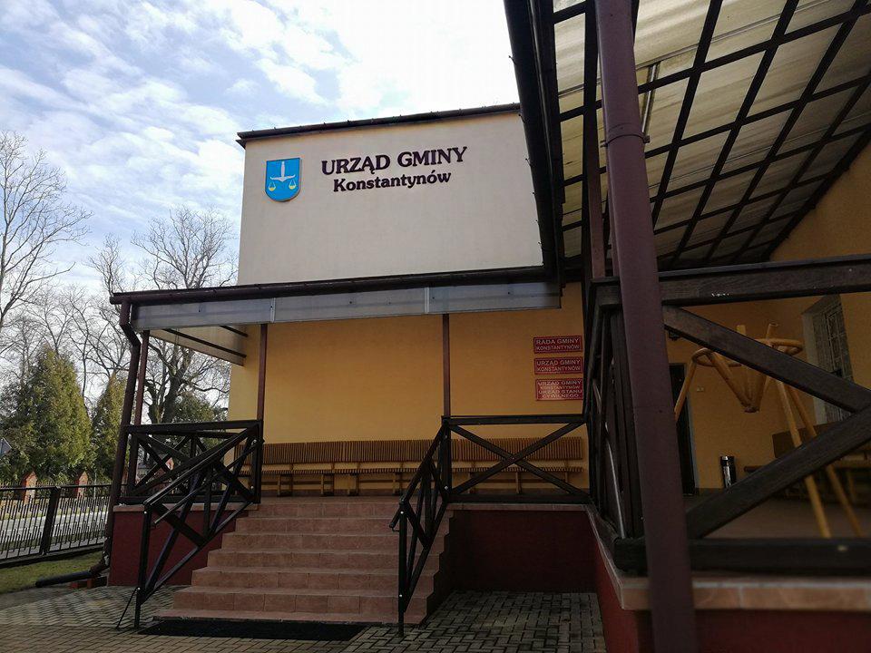 Konstantynów ogranicza dostęp do urzędu
