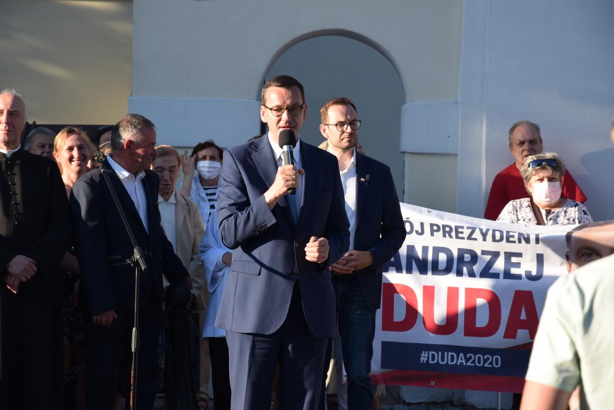 Premier i ksiądz pomagają Dudzie w kampanii wyborczej