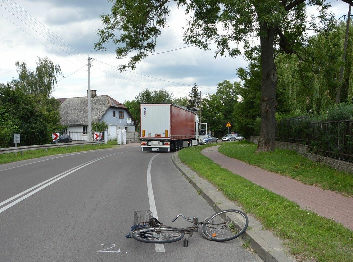 Pijany na rowerze wjechał w ciężarówkę
