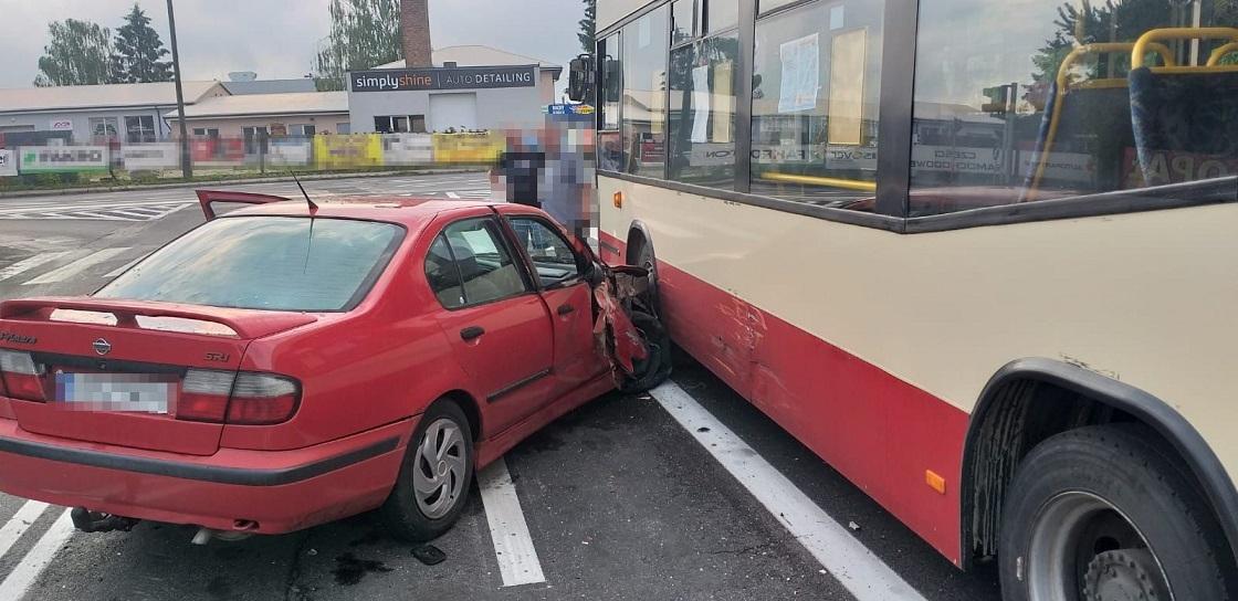 Wjechał w autobus. Zatrzymano go przy okazji za kradzież