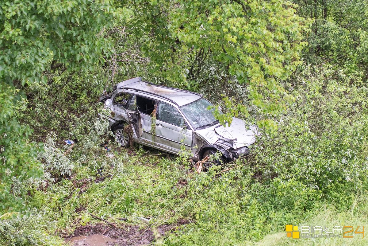 Uderzył BMW w barierki. Spadł z nasypu