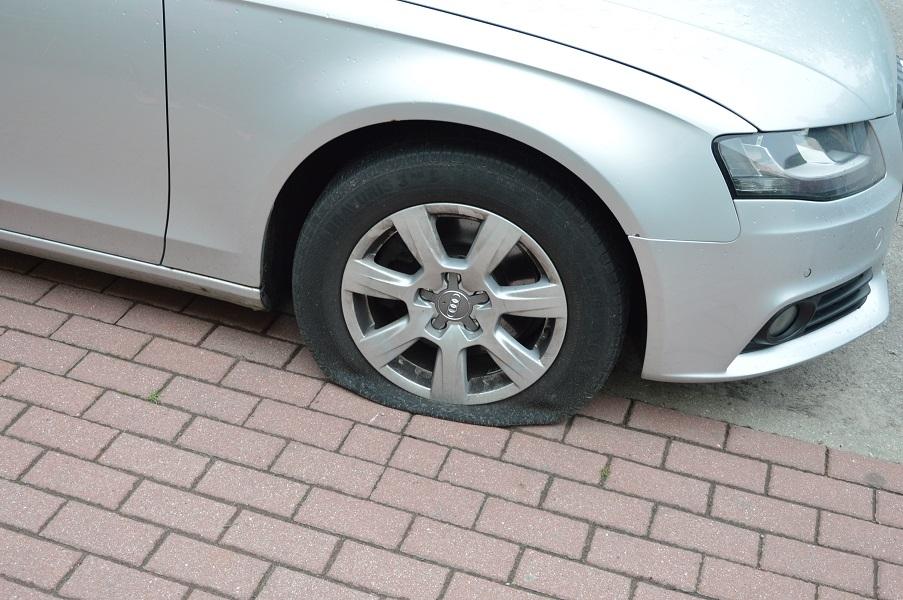 Wracał z "zakrapianej" imprezy i uszkadzał przypadkowe auta