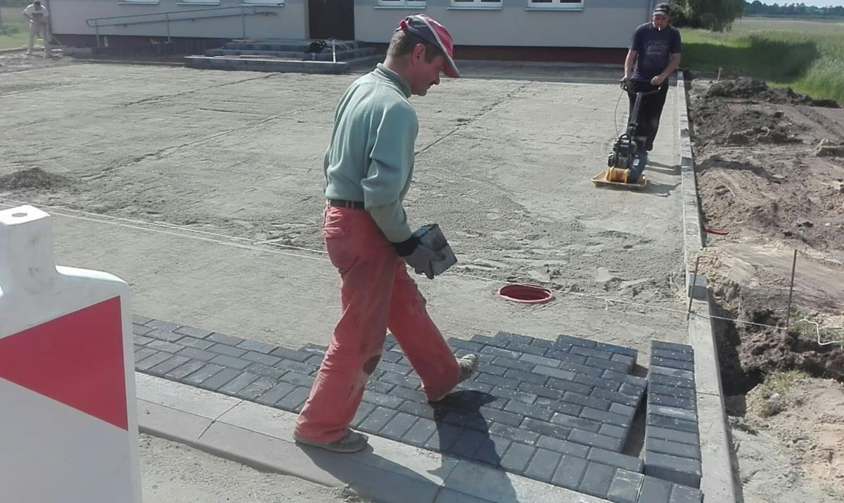 Sołectwo zbierało pieniądze z funduszu. Utwardzili plac przed świetlicą
